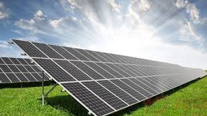 Fonduri europene 2026: Fermierii și antreprenorii români din sectorul alimentar vor putea accesa finanțări de până la 20 milioane EUR pentru panouri solare și baterii (Ghidul propus de AFIR)