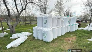 Garda de Mediu aplică dosar penal și amendă de 15.000 lei unui fermier pentru depozitarea necorespunzătoare a îngrășămintelor chimice