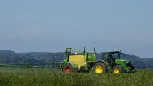 Fermierii europeni reduc fertilizarea din cauza costurilor uriașe. Specialiștii avertizează asupra unor scumpiri alimentare în 2027