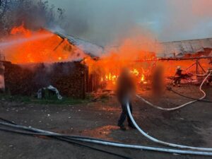 Incendiu violent: Au ars două adăposturi de animale din Frătăuții Vechi
